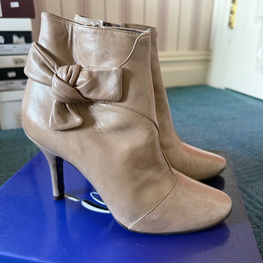Elegant Tan Ankle Boots with Bow (made in Italy)
Size 37